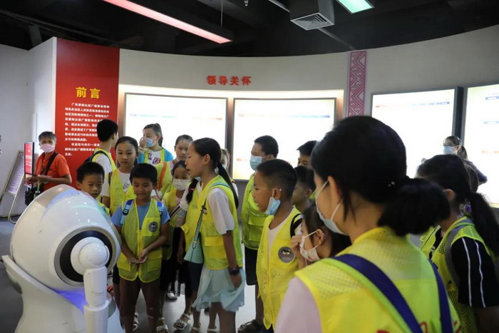 图2:小记者兴奋地与讲解员“小电”交流.jpg