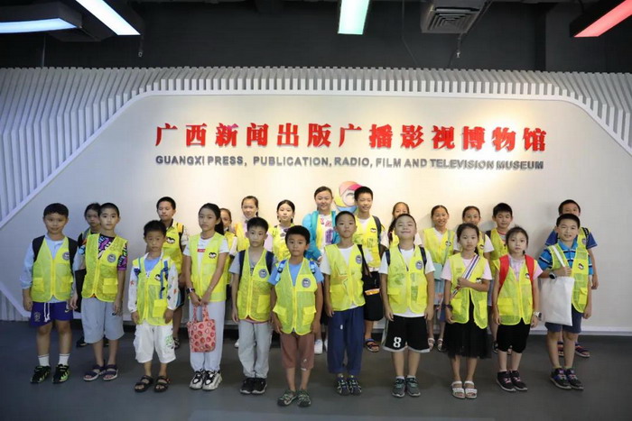 图1:南国早报的小记者会员合照.jpg
