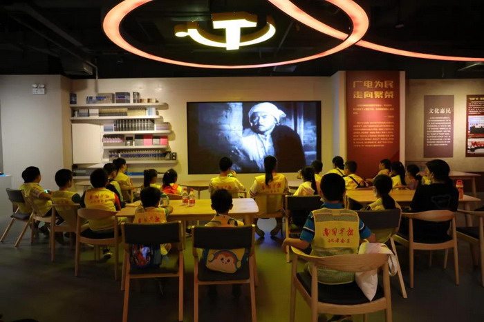 图5:小记者一起观看精彩的红色电影.jpg