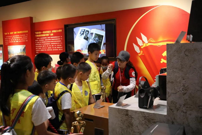 图6:小记者认识黑白电视机等老物件.jpg