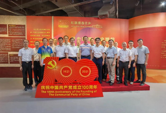 广西广播电视技术中心组织参观合影.jpg