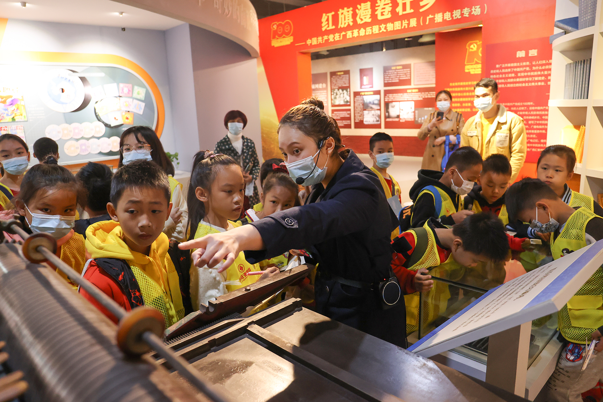 南国早报小记者参观广西新闻出版广播影视博物馆.jpg